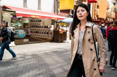 işten sonra alışveriş bir kadın iş adamları o rahatlatıcı ve zevk