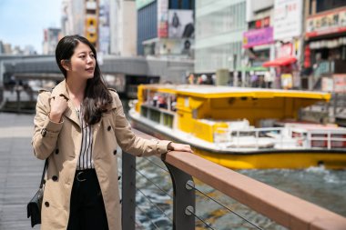 Onun sevgilisi ve gülümseme hakkında düşünme nehir kenarında yürüyüş hanım