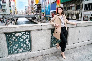 sıradan bir takım elbise ve köprüde duran emin hanım