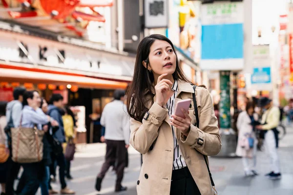 Çekici Kadın Onun Smartphone Tarafından Doğru Yön Bulma — Stok fotoğraf