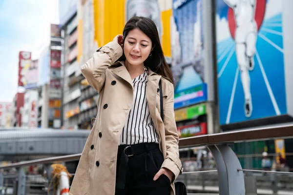 zarif kadın utangaç, duygu o aşağı saçları, gülümseyen ve göz hareketleri