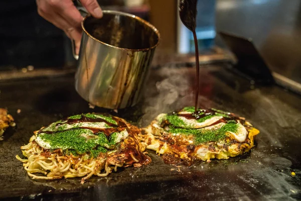 Delicious Okonomiyaki Almost Done Iron Plate Cook Adding Some Japanese — Stock Photo, Image