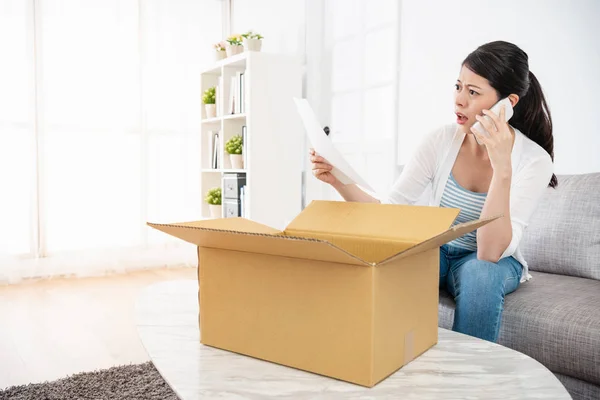 Vrouwelijke Consument Gek Het Controleren Van Lijst Haar Pakket Het — Stockfoto