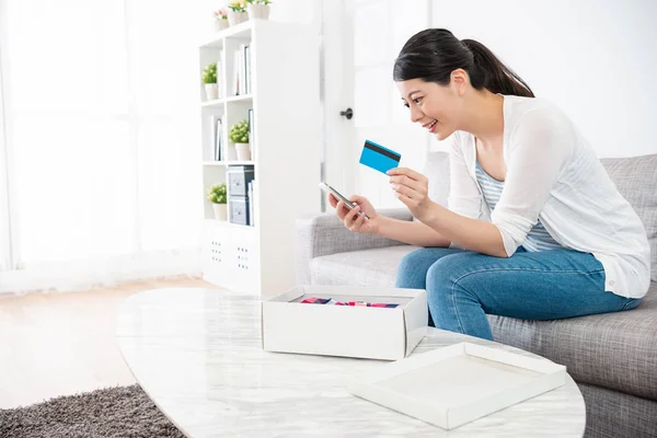 Eine Junge Frau Freizeitanzug Benutzt Ihr Handy Und Hält Eine — Stockfoto