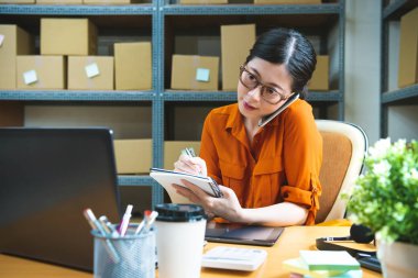 e-shop şirkette çalışan kadın operatör müşterinin sorun kayıt ve kulaklık takmış