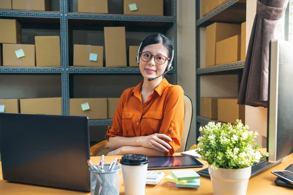 Professionele Receptioniste Zittend Haar Bureau Magazijn Dragen Oortelefoon Gezicht Aan — Stockfoto