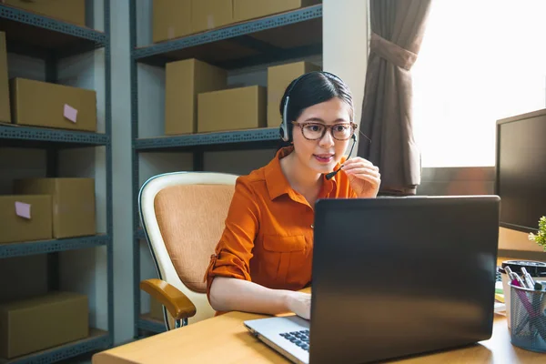 Professionele Operator Werkt Winkel Bedrijf Gesprek Met Klant Door Oortelefoon — Stockfoto