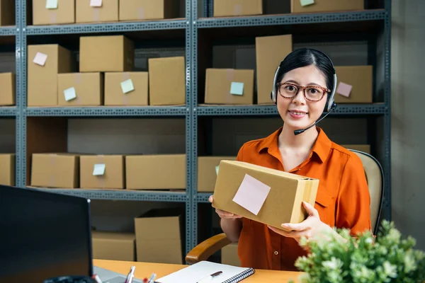 Consulenza Professionale Nella Società Commerce Sta Mostrando Loro Pacchetto Perfetto — Foto Stock