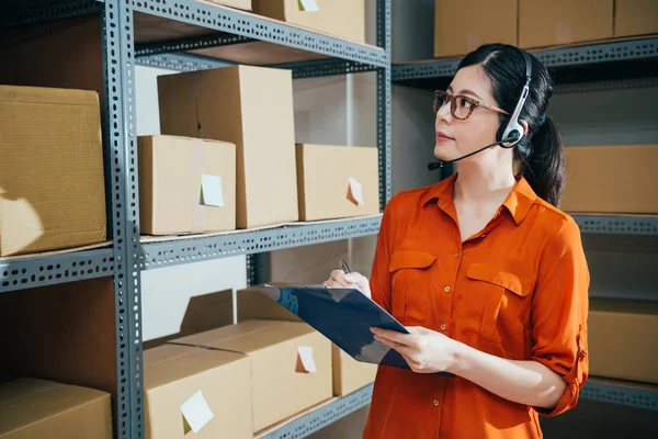 Eine Professionelle Bedienerin Die Neben Dem Regal Steht Die Pakete — Stockfoto