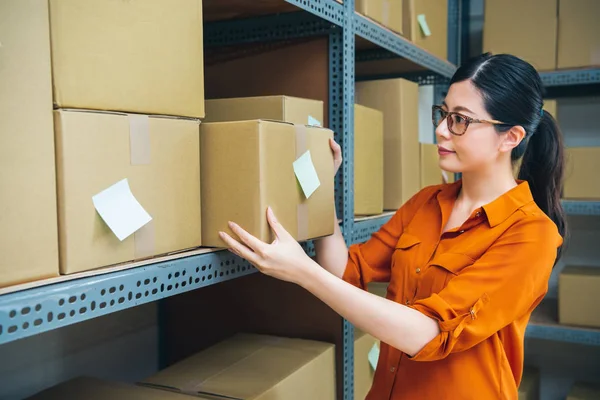 Belo Trabalho Equipe Armazenamento Está Movendo Remessa — Fotografia de Stock