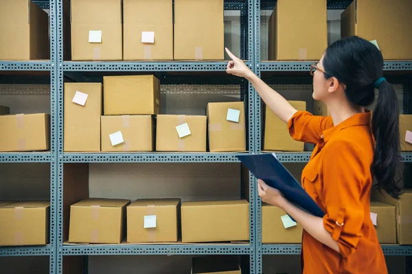 Mujer Profesional Trabaja Empresa Entrega Está Apuntando Los Paquetes Que — Foto de Stock