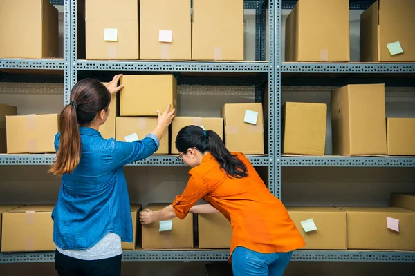 Parceiro Trabalho Armazém Juntos Para Resolver Pacote — Fotografia de Stock