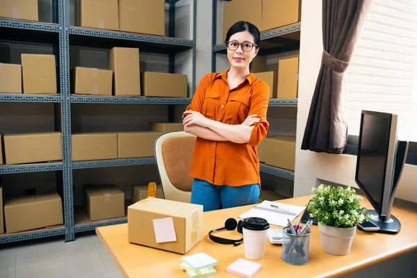 Office Lady Werken Het Bedrijf Van Shop Permanent Met Armen — Stockfoto