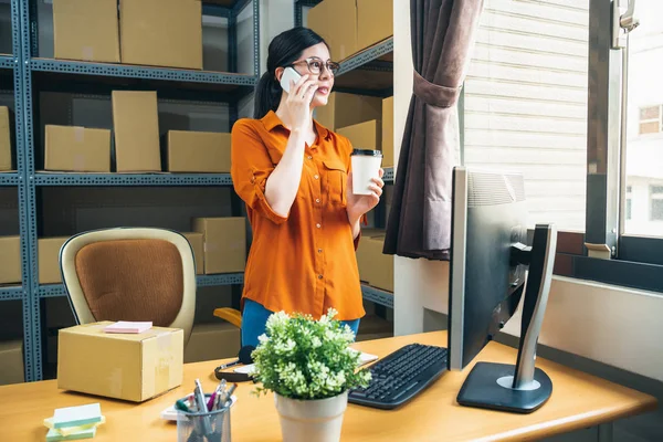 Commerce Bedrijf Vrouwelijk Personeel Graag Chatten Met Haar Vriend Smartphone — Stockfoto