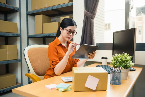 Ufficio Signora Che Lavora Azienda Shop Utilizzando Tablet Digitale Controllare — Foto Stock