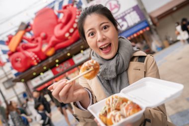 zarif kadının fotoğrafını yakından yüz heyecanlı, o ünlü Japon yemek yemeye hazır