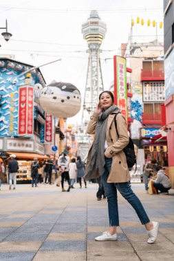 çok kadın gezgin kule ulaşan cennet önünde duran tam uzunlukta fotoğraf. o saçını hareketleri