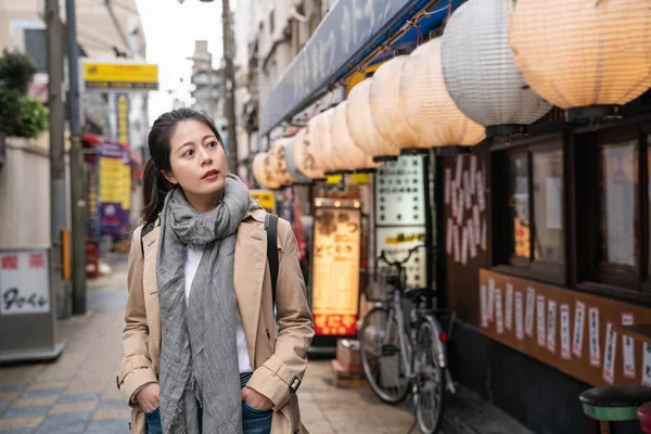 Atractiva Dama Caminando Por Calle Encontrando Restaurante Para Almuerzo Realmente — Foto de Stock