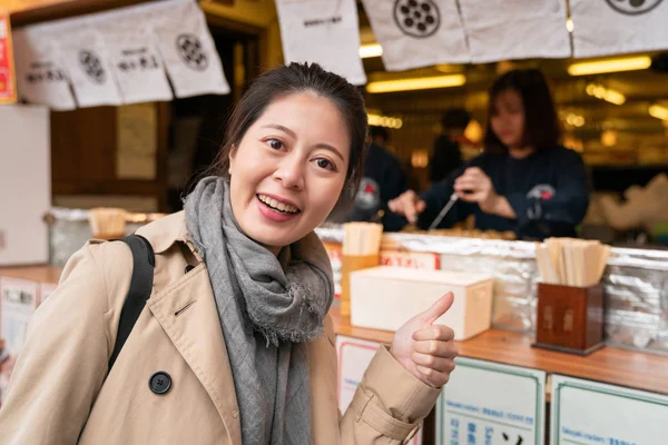 Female Traveler Face Camera Smiling Her Thumb Standing Front Takoyaki — Stock Photo, Image