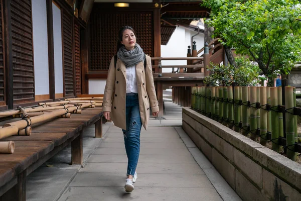 Volle Lengte Foto Van Een Vertrouwen Dame Lopen Rond Tempel — Stockfoto