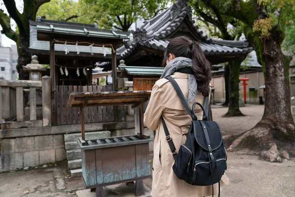 Vissza View Női Turisztikai Tapasztalható Japán Kultúra Áldás Templomban — Stock Fotó