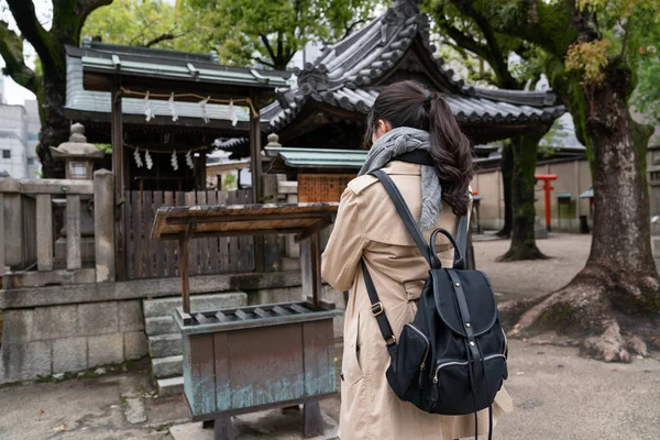 arkadan görünüşü Japon kültürünün yaşandığı ve tapınakta nimet kadın turist