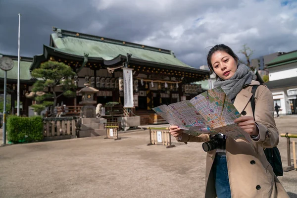 Elegant Female Tourist Checking Route Map Her Next Sightseeing Spots — Stock Photo, Image