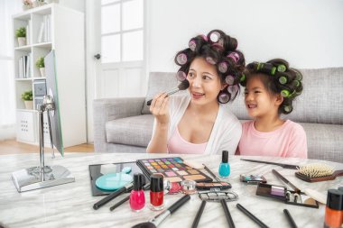 Makyaj, çocuğunu ve onun sevinçle aynaya birlikte bakıyorum yaptığını güzel annesi