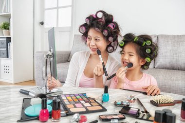 güzel anne ve kızı, kendileri yapıyor onlar her iki seyir kendilerini de aynaya