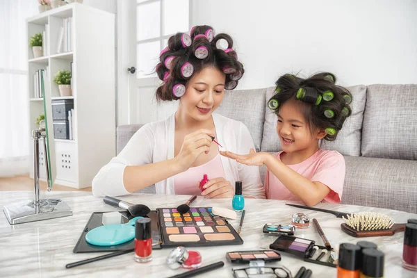 Anne Kızının Renkli Çivi Yapmak Için Yardımcı Onlar Sonsuza Dek — Stok fotoğraf