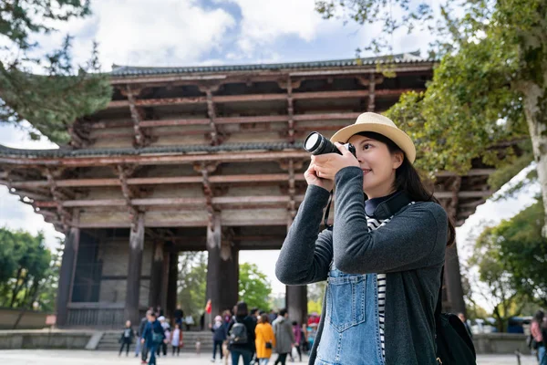 Une Belle Touriste Prenant Des Photos Devant Temple — Photo