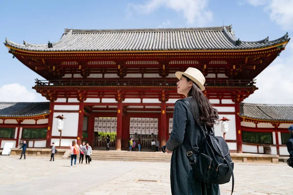 Back View Elegant Traveler She Carrying Her Backpack Walking Todaiji — Stock Photo, Image