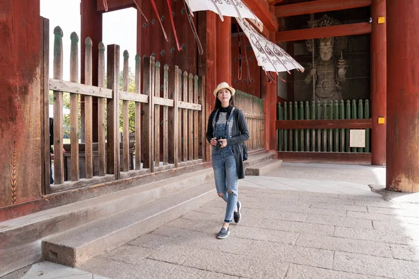 Una Foto Completa Una Hermosa Turista Femenina Relajándose Caminando Templo — Foto de Stock