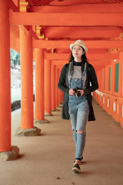 Μια Φωτογραφία Πλήρους Μήκους Του Μια Όμορφη Ιαπωνικά Κοπέλα Περπάτημα — Φωτογραφία Αρχείου