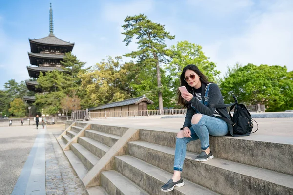 Une Élégante Dame Assise Dans Les Escaliers Utilisant Smartphone Attendant — Photo