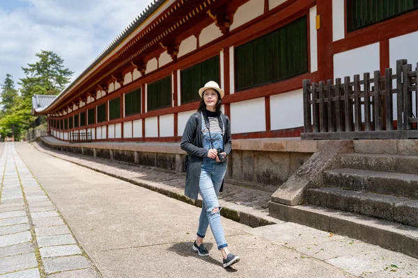 Foto Voor Een Elegante Vrouwelijke Reiziger Vreugdevol Wandelen Rond Tempel — Stockfoto