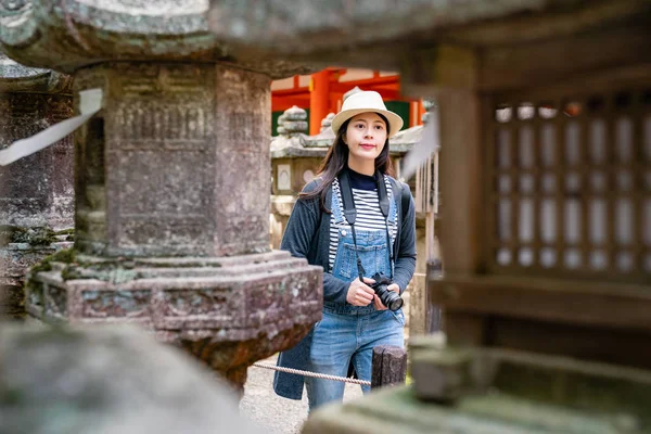 Een Elegante Vrouwelijke Fotograaf Ontspannen Wandelen Door Toro Naar Tempel — Stockfoto