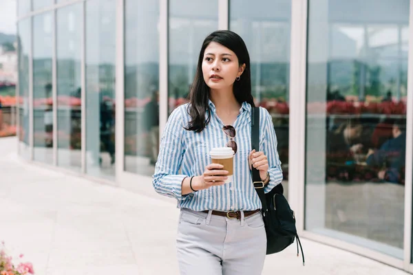 Eine Selbstbewusste Frau Mit Kaffee Und Entspanntem Blick Auf Die — Stockfoto