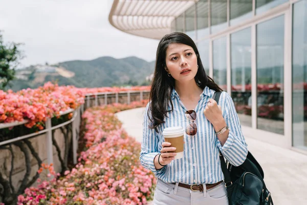 Pretty Girl Carrying Bag Holding Coffee Pink Flowers Background — Stock Photo, Image