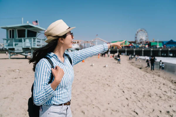 Pretty Female Tourist Standing Beach Excited Pointing Amusement Park — Stock Photo, Image