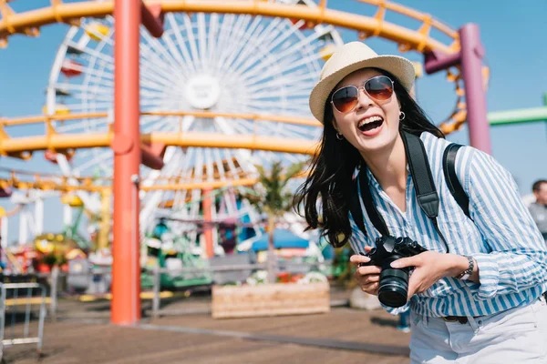 Uma Fotógrafa Alegre Parque Diversões Segurando Sua Câmera — Fotografia de Stock