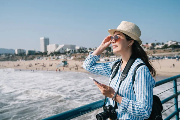 Beautiful Photographer Wearing Straw Hat Sunglasses Relaxing Nearby Beach — Stock Photo, Image
