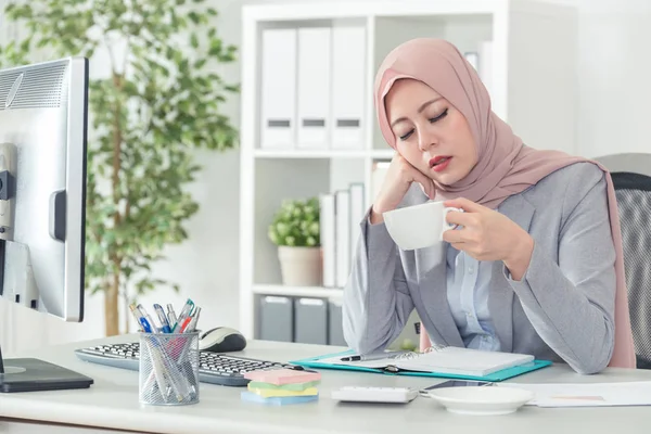 Señora Musulmana Oficina Queda Dormida Escritorio Oficina Mientras Bebe Mujer — Foto de Stock