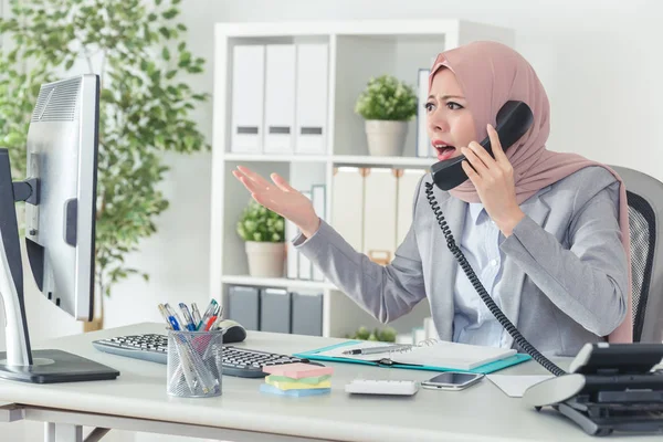 Señora Musulmana Oficina Está Hablando Por Teléfono Peleando Con Cliente — Foto de Stock