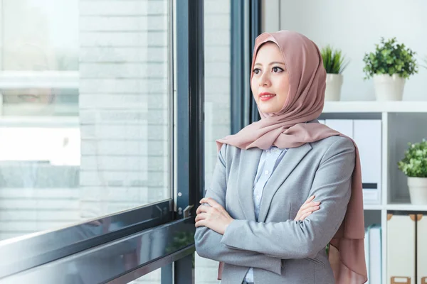 Musulmana Gerente Pie Junto Ventana Mirando Alegremente Vista Fuera Del — Foto de Stock