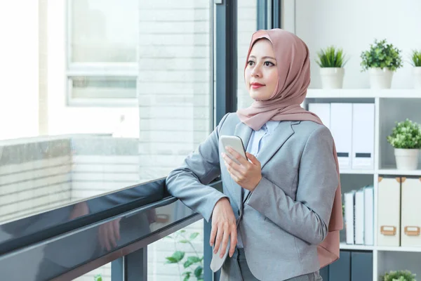 Мусульманская Женщина Менеджер Опирается Окно Использует Смартфон Время Перерыва Business — стоковое фото