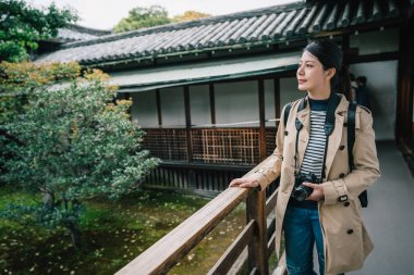 Küpeşte ve Bahçe görünümünü görmek rahatlatıcı eller çekici kadın güvenerek. Japonya'nın turistik bir yaşam tarzı. huzur içinde geleneksel Japon geçit yürüyüş gezgin.