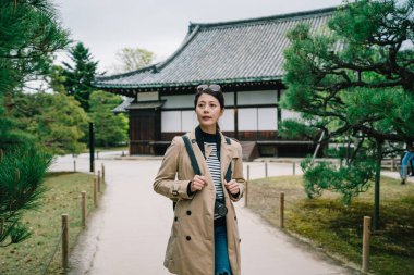 çekici kadın backpacker yolundaki güzel manzara görmek rahatlatıcı. Kyoto Nijo kale yanında yer alan huzurlu bahçeye. bahar tatil kavramı içinde seyahat.