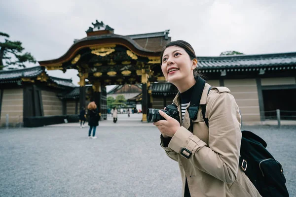 Pretty Female Photographer Taking Picture Temple Big Smile Her Face — Stock Photo, Image