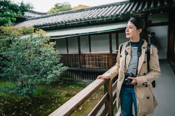 Küpeşte Bahçe Görünümünü Görmek Rahatlatıcı Eller Çekici Kadın Güvenerek Japonya — Stok fotoğraf